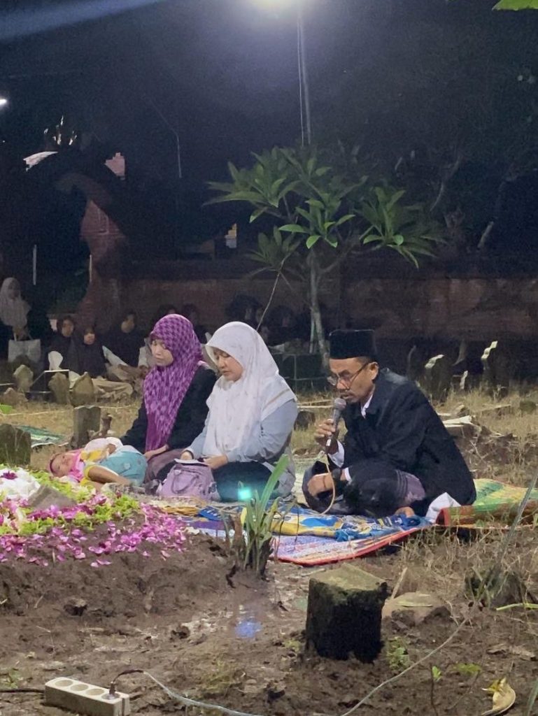santri pondok ittihadul ummah jarakan gelar ziarah makam